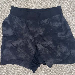 Black printed Lululemon mens THE short. Size medium. 7 inch inseam.